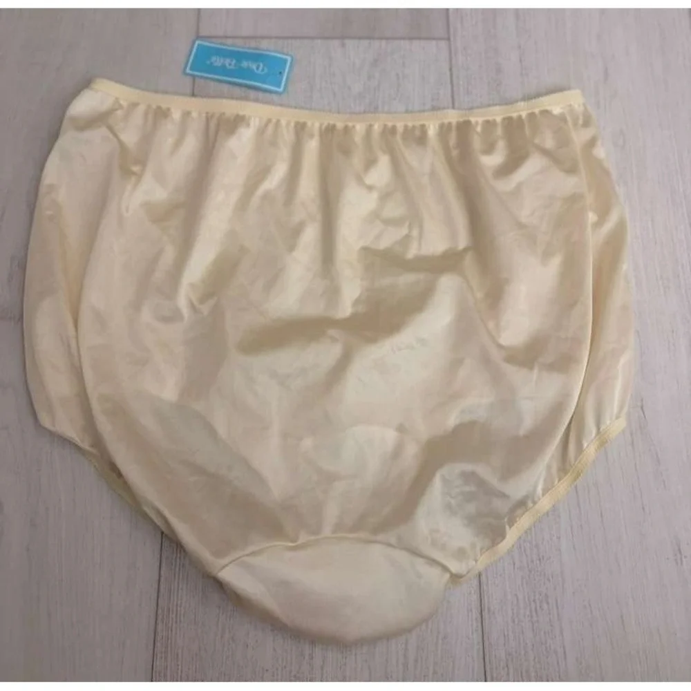NWT Dixie Belle Vintage Nylon Panties Sz 11 Beige Scalloped‎ Leg Style 719